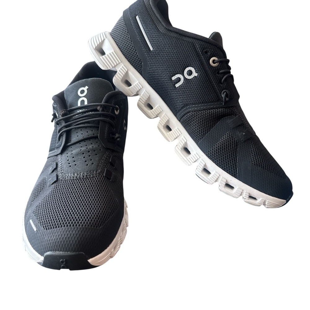 Women On Running Cloud 6 black and white